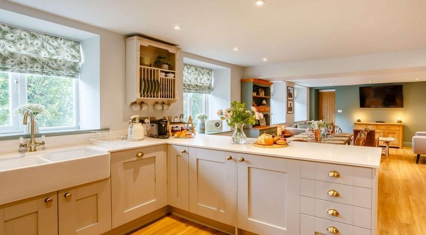 Photo of 4 Bed in Holmbridge