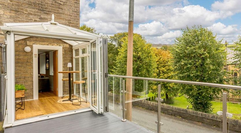 Photo of 4 Bed in Holmbridge