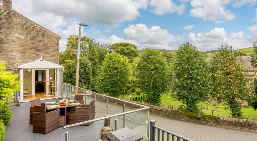 Photo of 4 Bed in Holmbridge