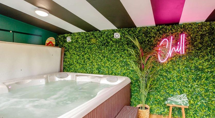 Photo of 4 Bed in Holmbridge