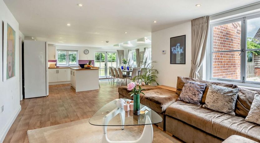 Photo of 5 Bed in Hoveton