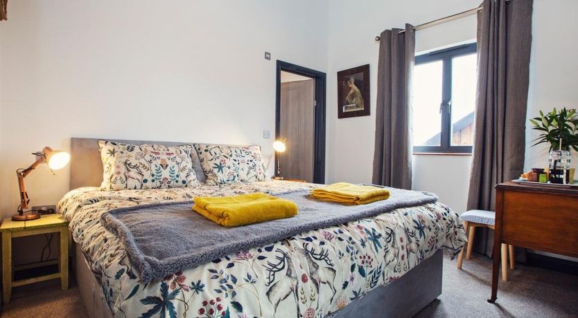 Photo of 5 Bed in Huntley