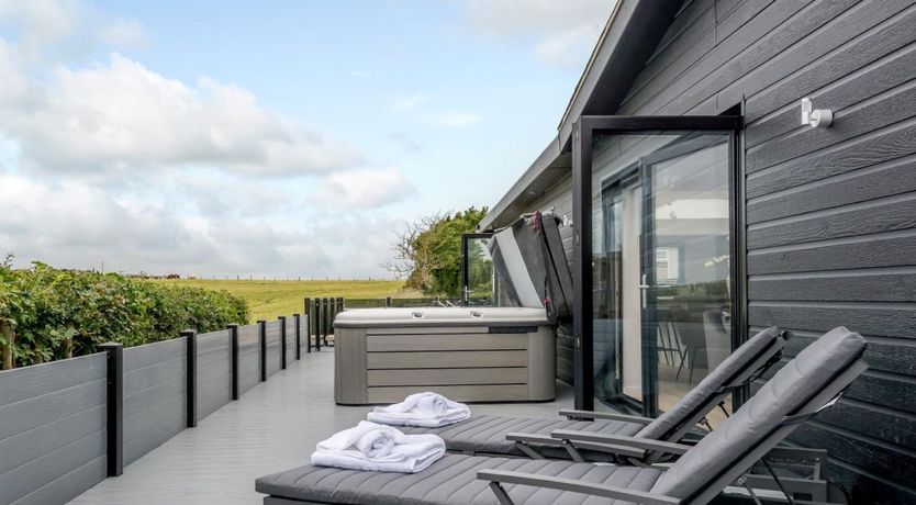 Photo of 5 Bed in Mundeseley