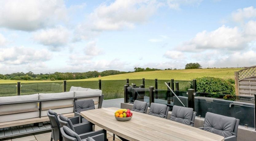 Photo of 5 Bed in Mundeseley