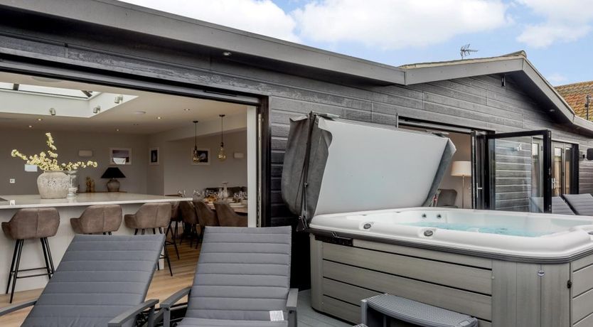 Photo of 5 Bed in Mundeseley