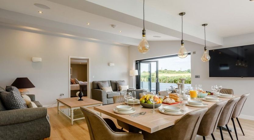 Photo of 5 Bed in Mundeseley