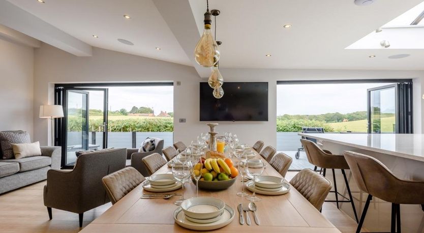 Photo of 5 Bed in Mundeseley