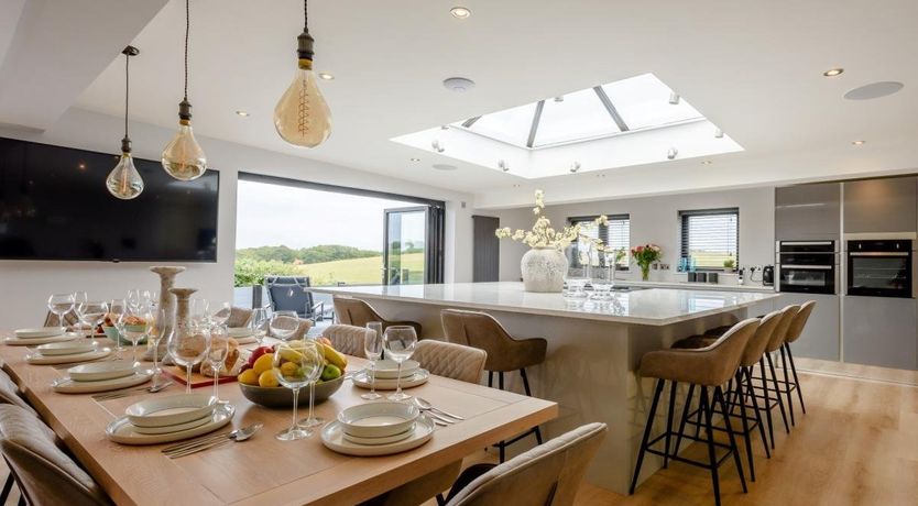 Photo of 5 Bed in Mundeseley