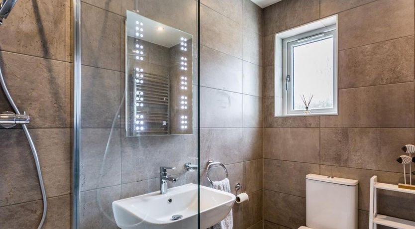 Photo of 4 Bed in Kilpatrick