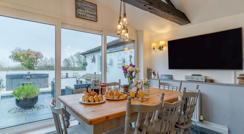 Photo of 9 Bed in Minsterworth