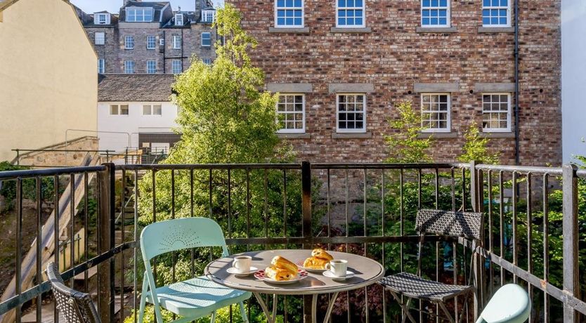 Photo of 3 Bed in Edinburgh