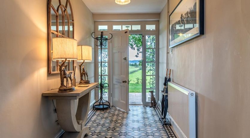 Photo of 5 Bed in Madley