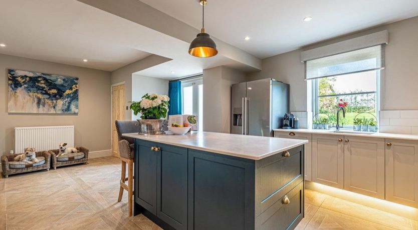 Photo of 5 Bed in Madley