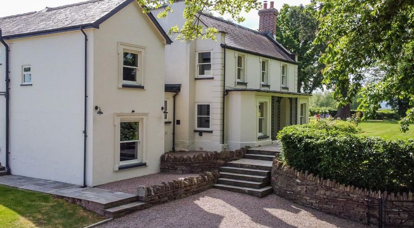 Photo of 5 Bed in Madley