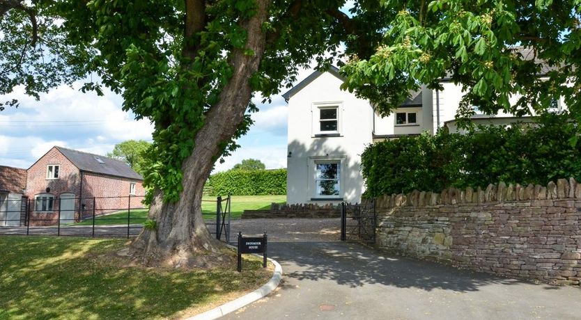 Photo of 5 Bed in Madley