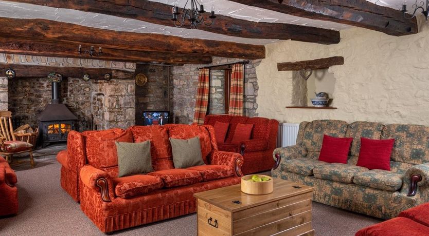 Photo of 8 Bed in Lower Cwmtwrch