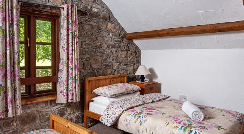 Photo of 8 Bed in Lower Cwmtwrch