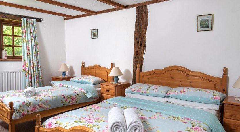 Photo of 8 Bed in Lower Cwmtwrch