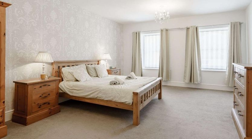 Photo of 3 Bed in Pembroke