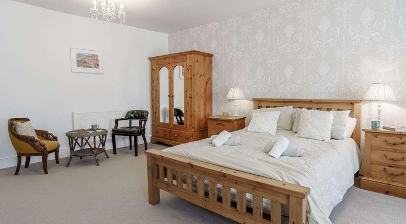 Photo of 3 Bed in Pembroke