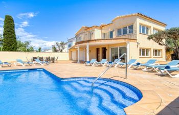 Requesens Holiday Home