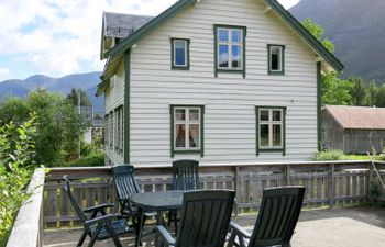 Elvehuset Holiday Home