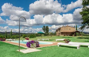 Casale Poggio Lupinaio Holiday Home