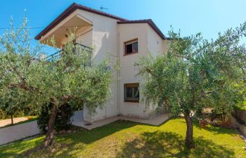 Tres Olivos Holiday Home