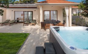 Photo of Luxury Bay Villa with private hot tub Villa 2