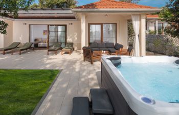 Luxury Bay Villa with private hot tub Villa 2 Holiday Home