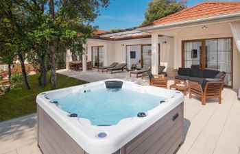 Luxury Bay Villa with private hot tub Villa 2 Holiday Home