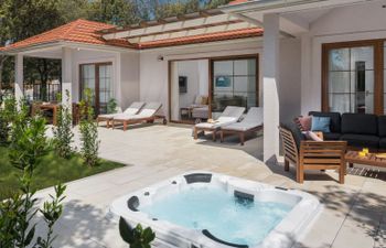 Luxury Bay Villa with private hot tub Holiday Home