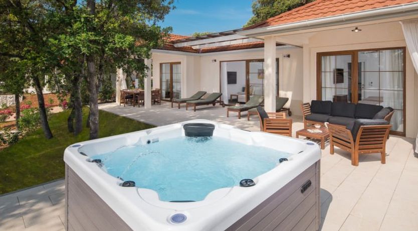 Photo of Luxury Bay Villa with private hot tub