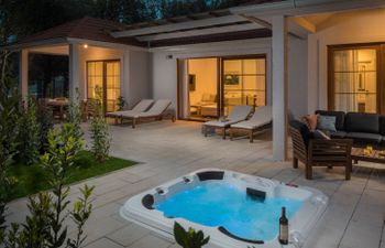 Luxury Bay Villa with private hot tub Villa 4 Holiday Home