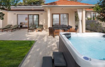 Luxury Bay Villa with private hot tub Villa 4 Holiday Home