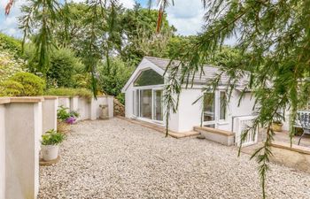 in Hersham (00473) Holiday Cottage