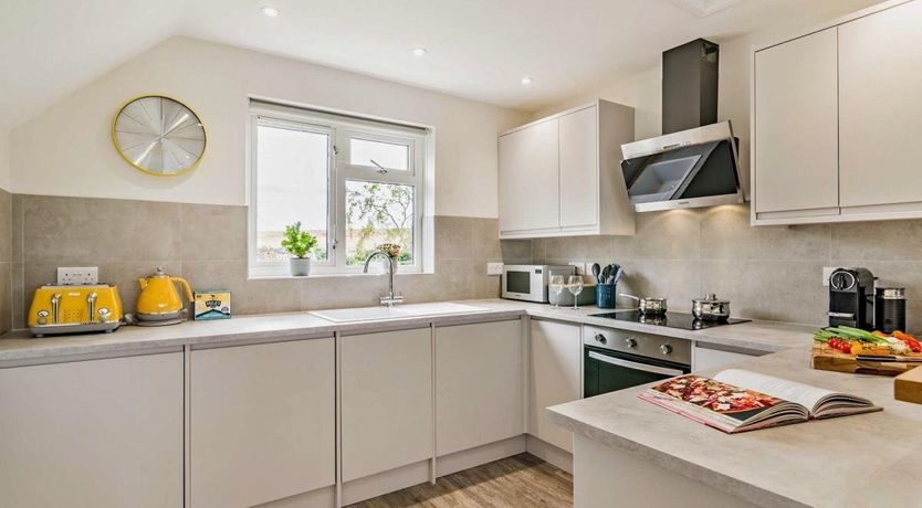 Photo of 2 Bed in Blue Anchor