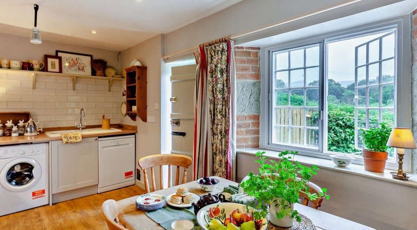 Photo of 3 Bed in Melbury Abbas