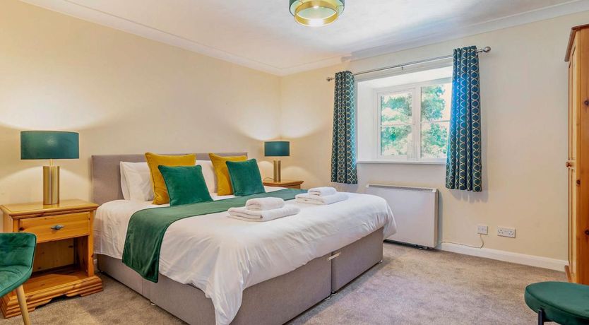 Photo of 4 Bed in Dorchester