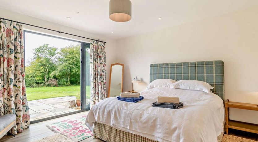 Photo of 1 Bed in Llandeloy