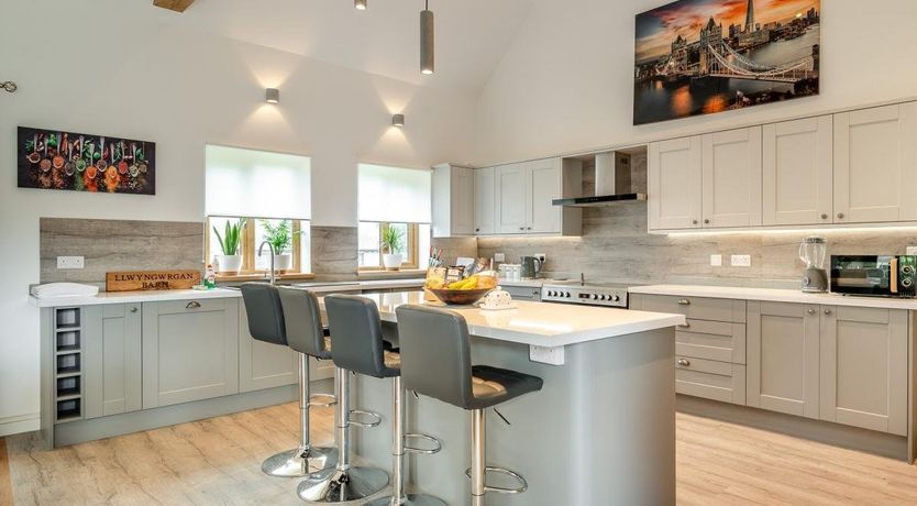 Photo of 5 Bed in Llanafanfawr