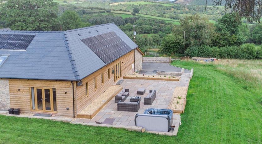 Photo of 5 Bed in Llanafanfawr