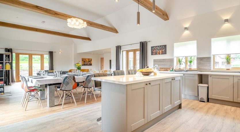 Photo of 5 Bed in Llanafanfawr