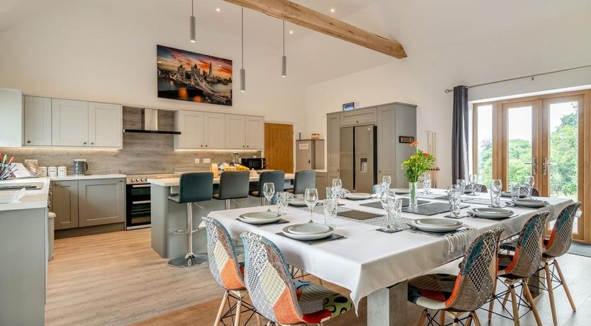 Photo of 5 Bed in Llanafanfawr