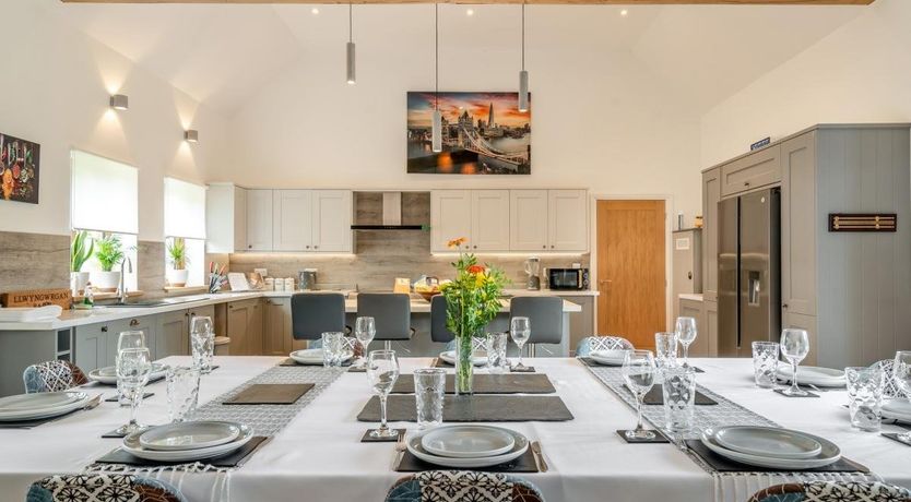 Photo of 5 Bed in Llanafanfawr