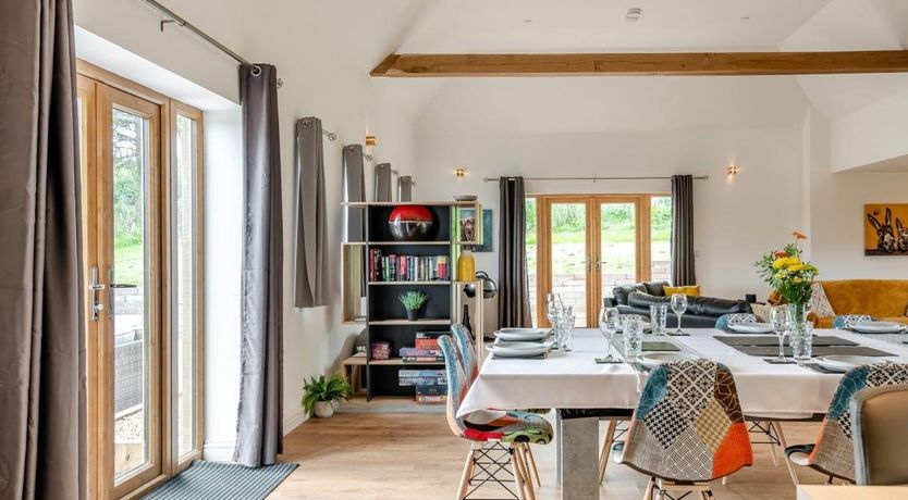 Photo of 5 Bed in Llanafanfawr