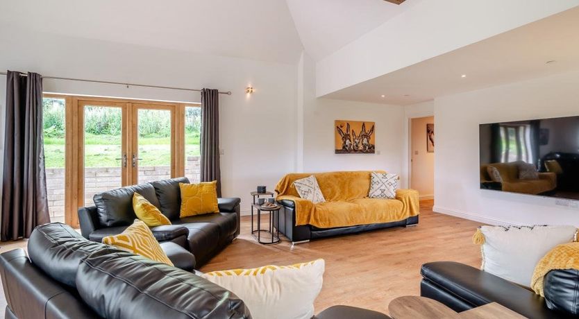 Photo of 5 Bed in Llanafanfawr