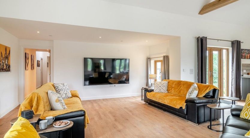 Photo of 5 Bed in Llanafanfawr