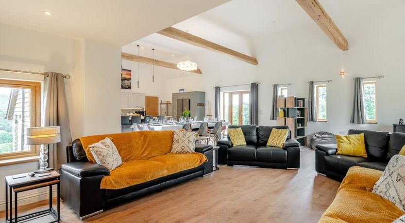 Photo of 5 Bed in Llanafanfawr