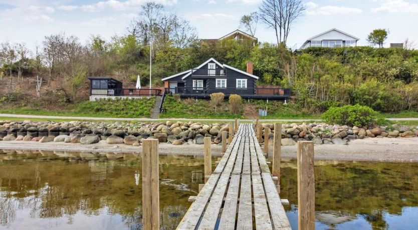 Photo of "Sander" - 10m to the fjord